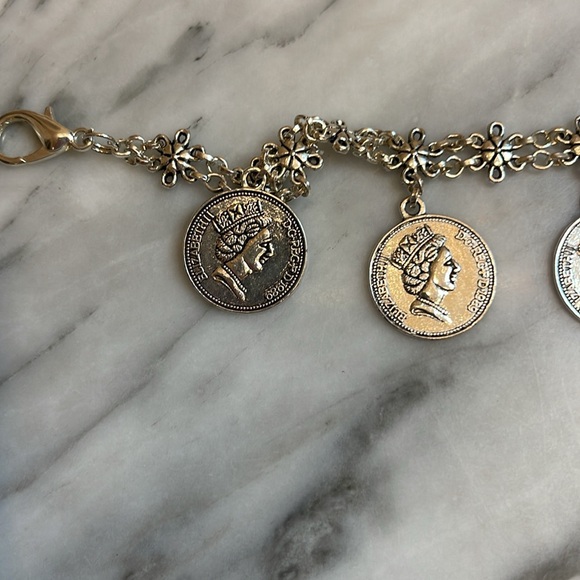 Silver finish Queen One Penny ankle bracelet - Picture 4 of 6